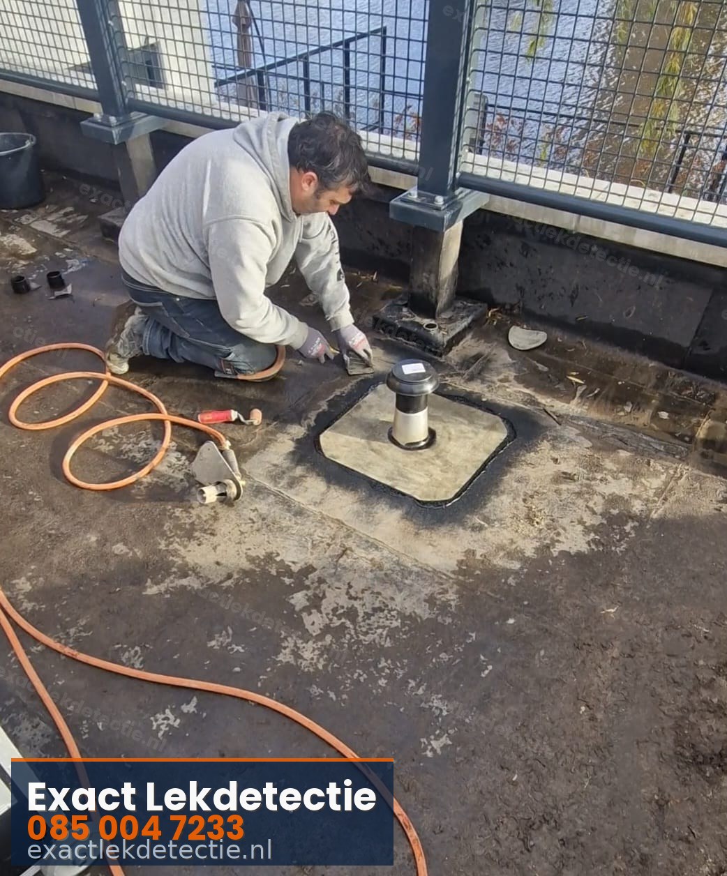 Dakdekker herstelt plat dak na lekdetectie inspectie rapport