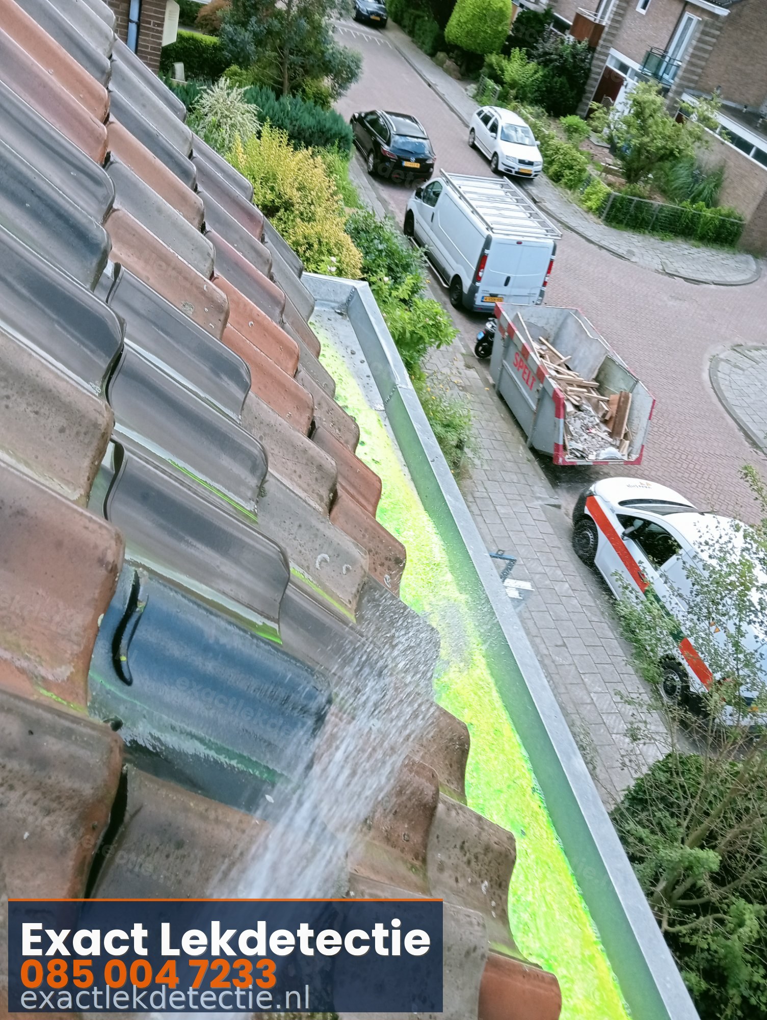 Kleurstoftest dakgoot pannendak — groen kleurstof toont doorstroming