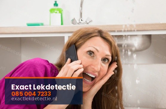 Lekkage noodgeval vrouw belt hulp — 085 004 7233 Exact Lekdetectie