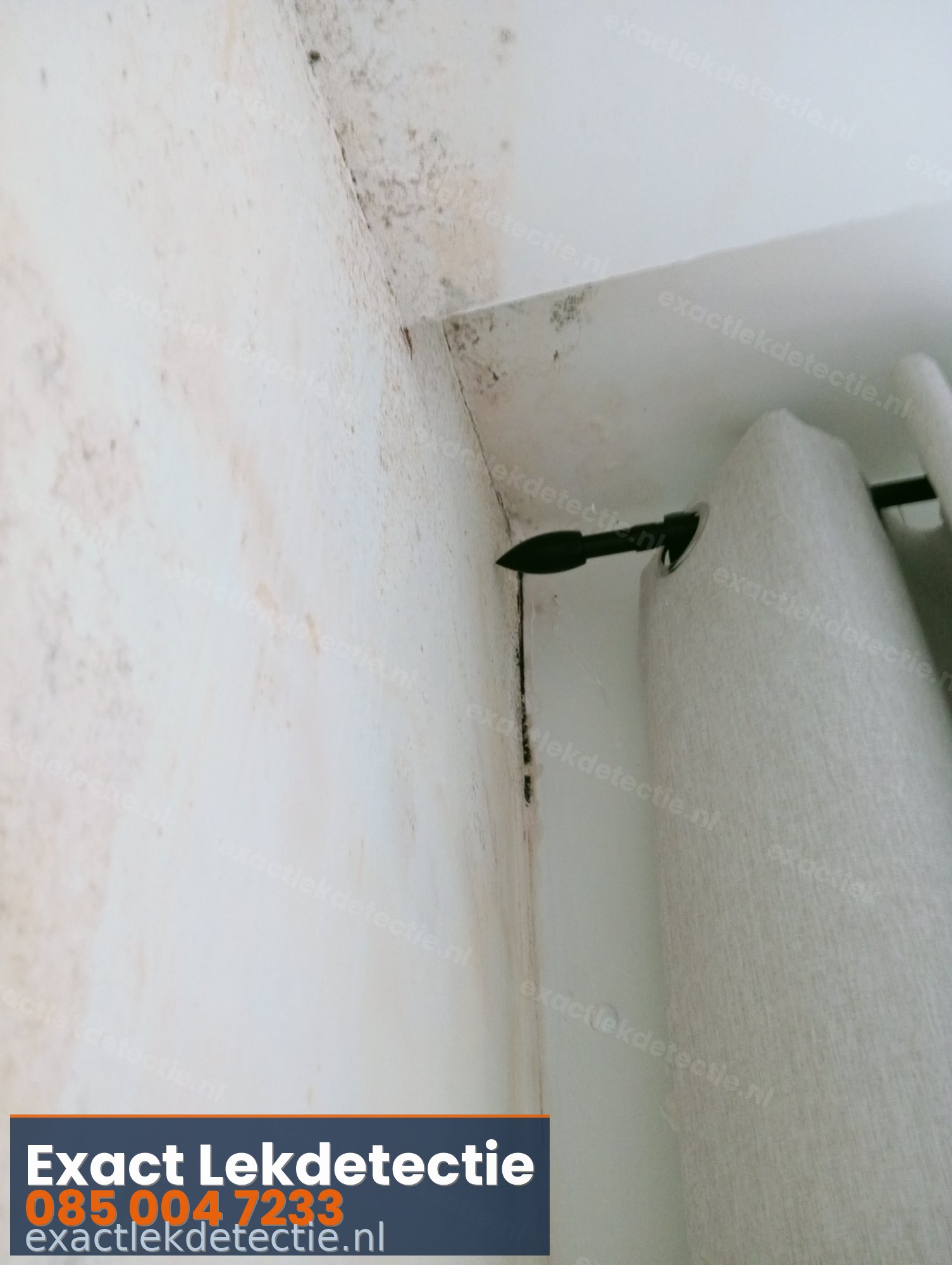 Schimmel en vochtschade muur bij radiator — gevolgen lekkage