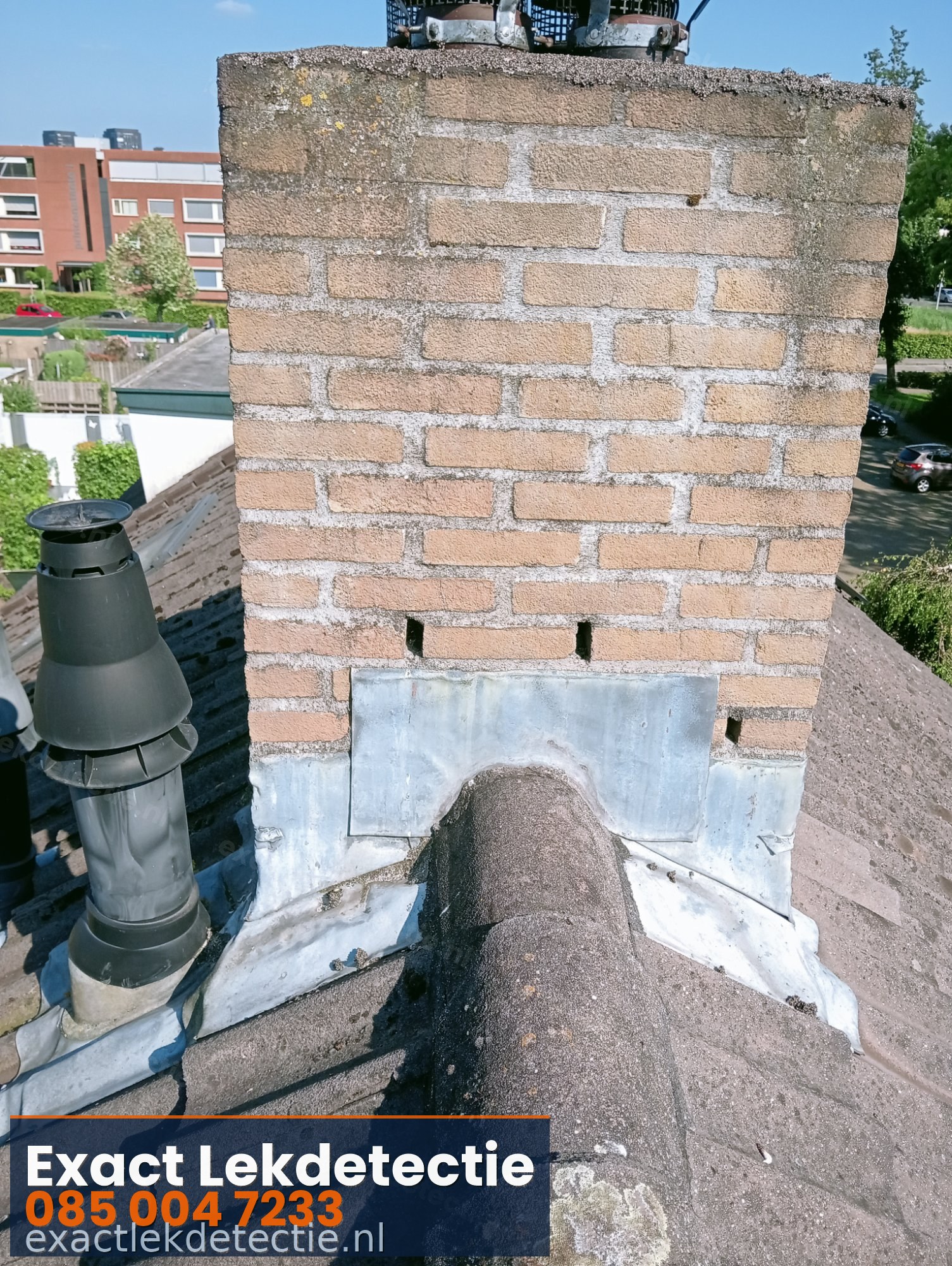 Schoorsteen omsluiting lekdetectie — bakstenen schoorsteen dak inspectie