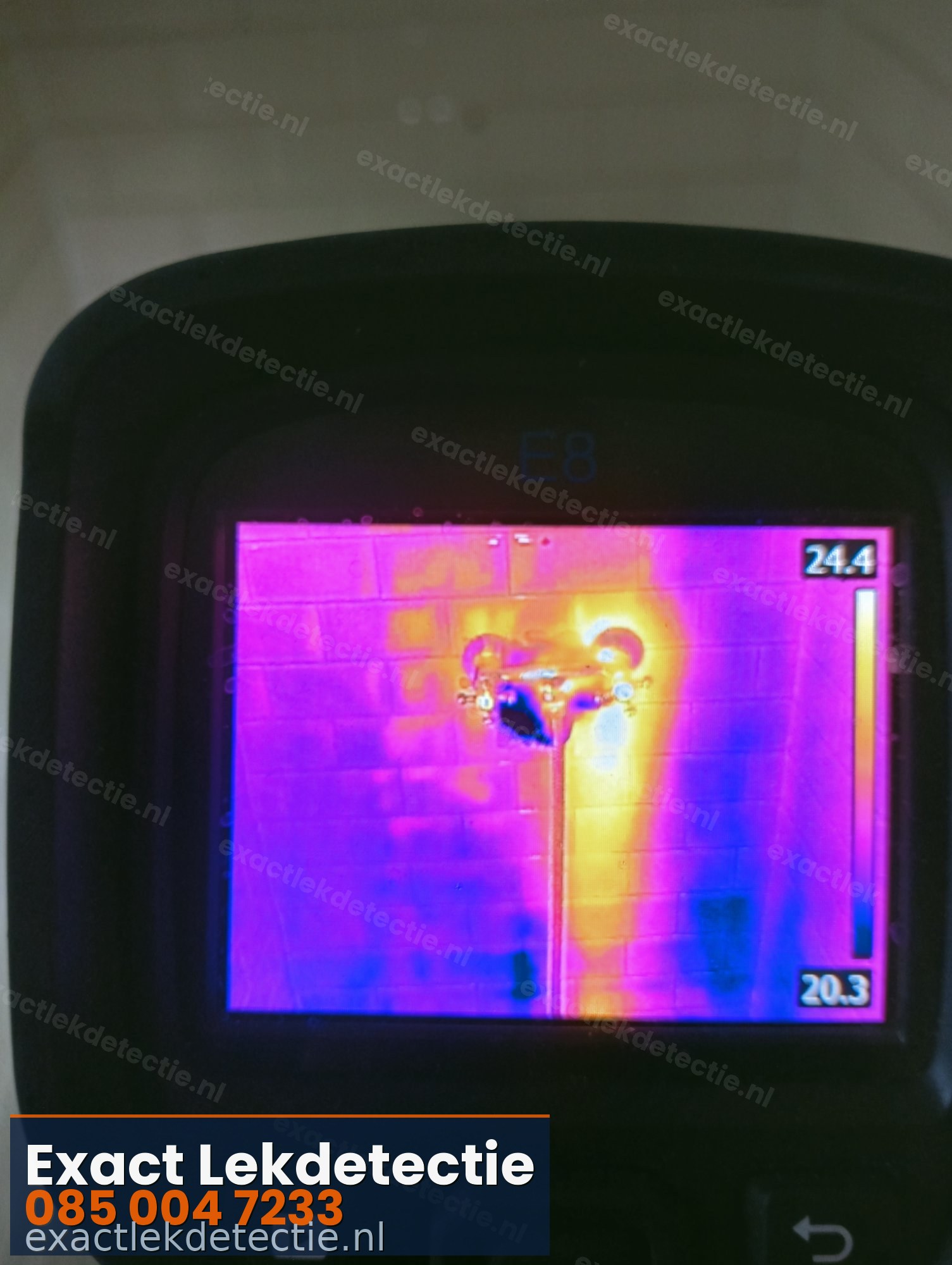 Warmtebeeldcamera leiding achter tegels — CV lekkage thermografie