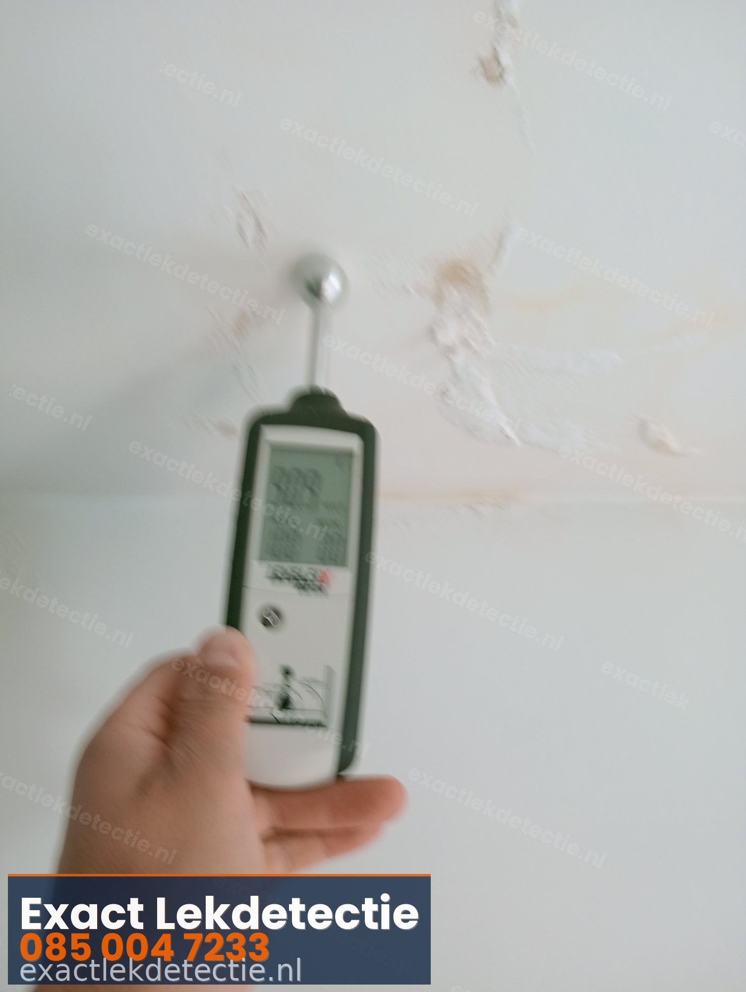 Vochtmeting plafond lekkage — Voltcraft vochtmeter op beschadigd plafond