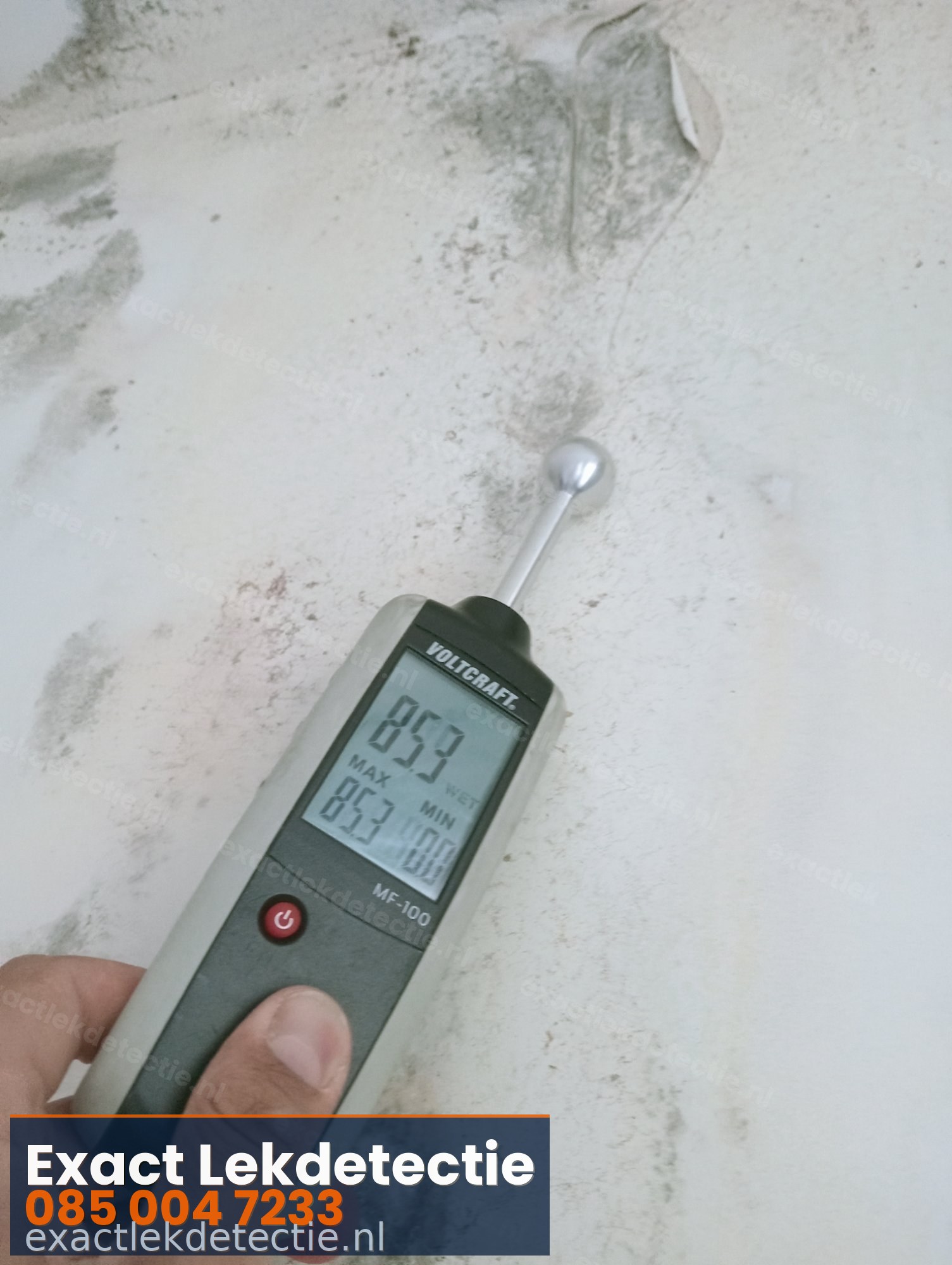 Vochtmeter 853 op ernstig beschadigde muur — schimmel waterschade